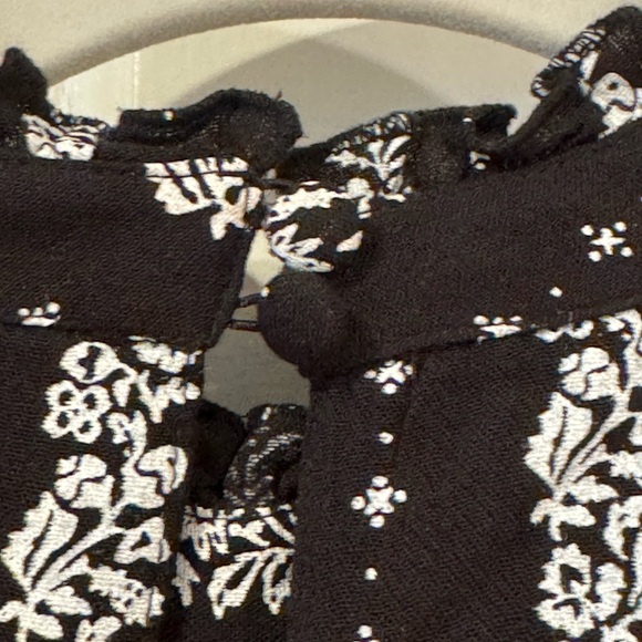 Black and White Sleeveless Dress - Picture 3 of 5